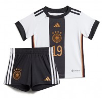 Billiga Tyskland Leroy Sane #19 Barnkläder Hemma fotbollskläder till baby VM 2022 Kortärmad (+ Korta byxor)